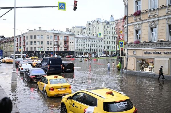 «Действует штормовое предупреждение»: на Москву обрушились сверхинтенсивные осадки