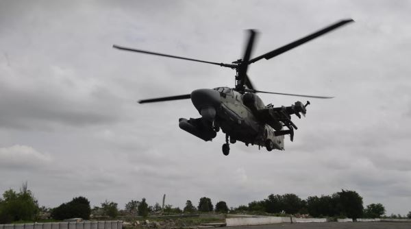 «Для решения специальных задач»: Минобороны РФ опубликовало кадры боевой работы ударного вертолёта Ка-52
