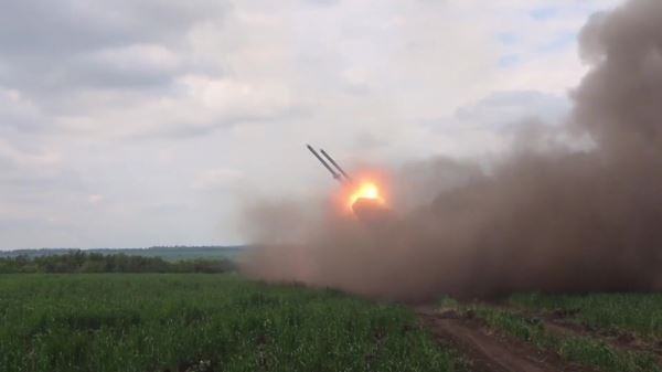 «Укрыться от залпа невозможно»: Минобороны показало кадры боевой работы огнемётов ВС РФ в зоне СВО
