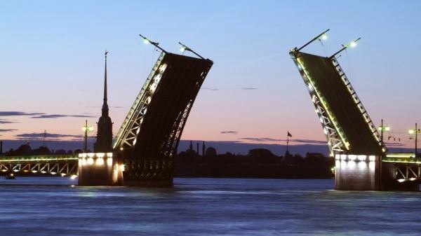 В Петербурге разведут Дворцовый мост в честь 130-летия Маяковского